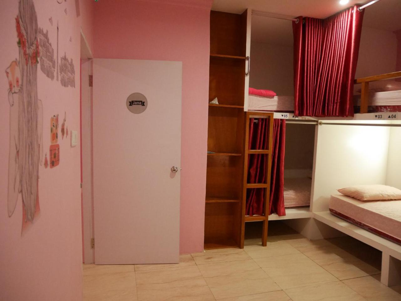 Sleepy Raccoon Hostel Джакарта Екстер'єр фото
