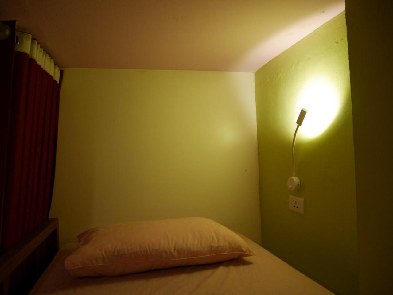 Sleepy Raccoon Hostel Джакарта Екстер'єр фото